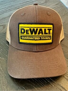 Dewalt “Guaranteed Tough” Brown SnapBack Mesh Men’s Trucker Hat. NWT
